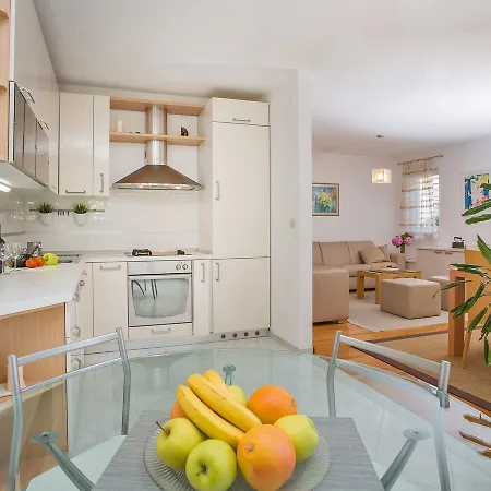 Daire Spacious With Private Garage
