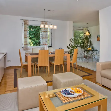 Daire Spacious With Private Garage *