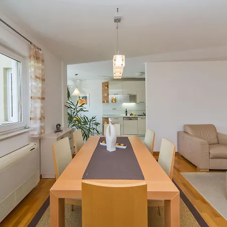 Apartament Spacious With Private Garage *