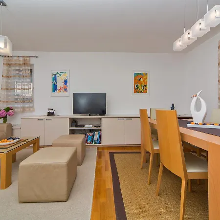 Spacious With Private Garage Διαμέρισμα *