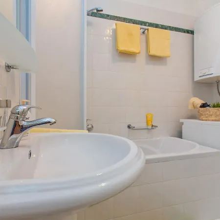 Spacious With Private Garage Apartament *