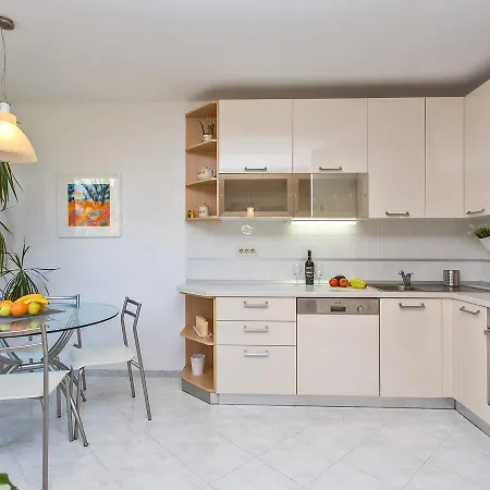 Spacious With Private Garage Apartament *