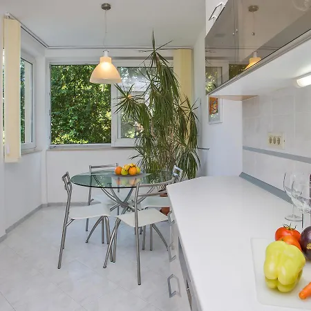 Spacious With Private Garage Apartament *