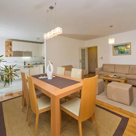 Διαμέρισμα Spacious With Private Garage *